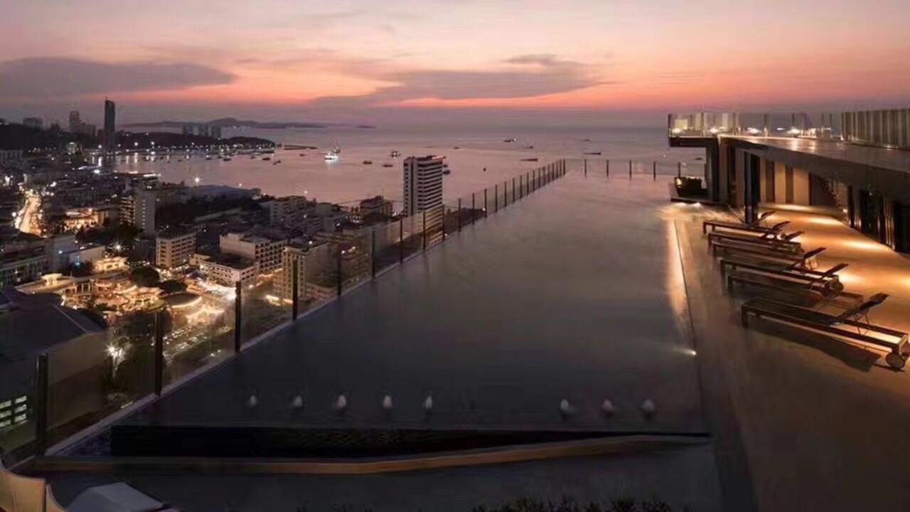 The Base Central Pattaya Exterior photo