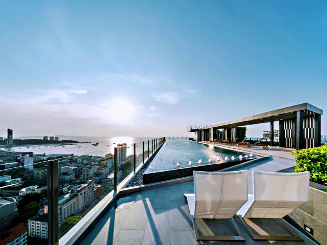The Base Central Pattaya Exterior photo