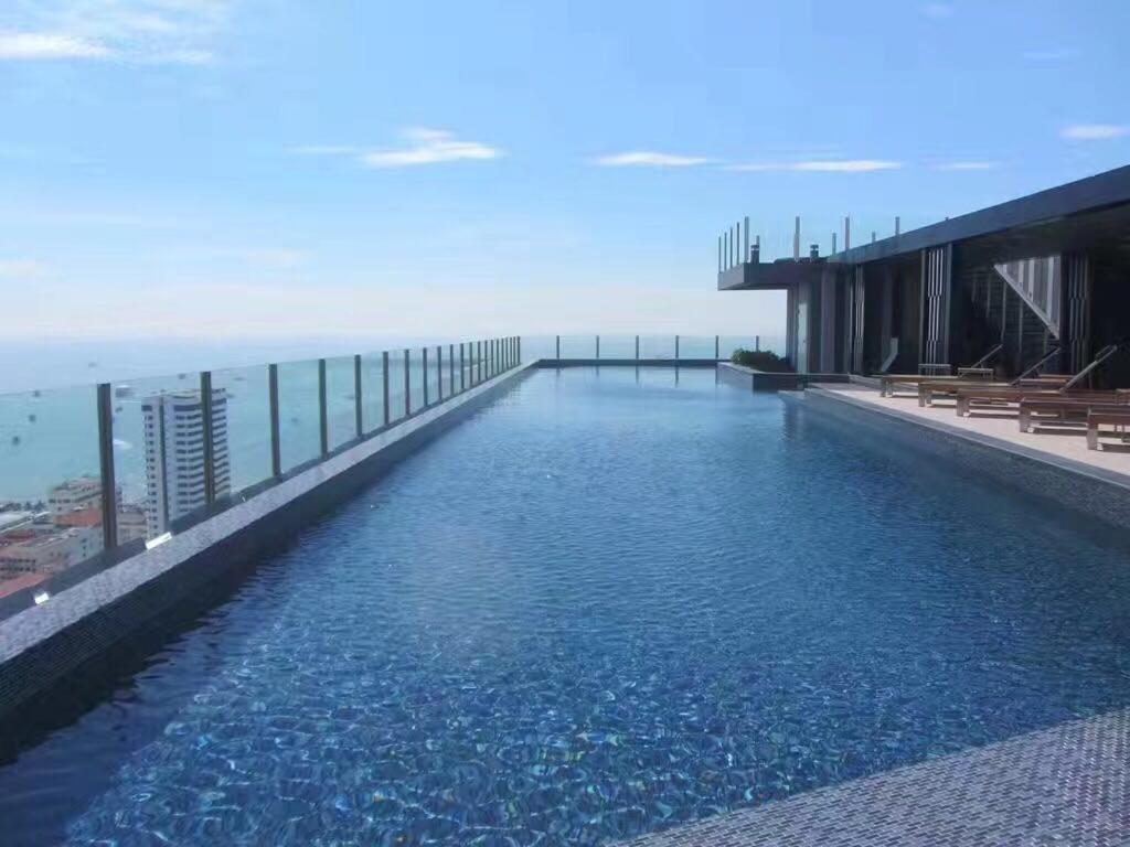 The Base Central Pattaya Exterior photo